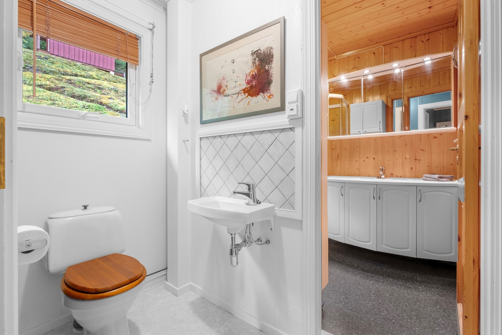 Toalettrom i tilknytning til bad. Belegg på gulv og malte plater på vegger. Utstyrt med servant, wc og naturlig avtrekk. Galleribilde