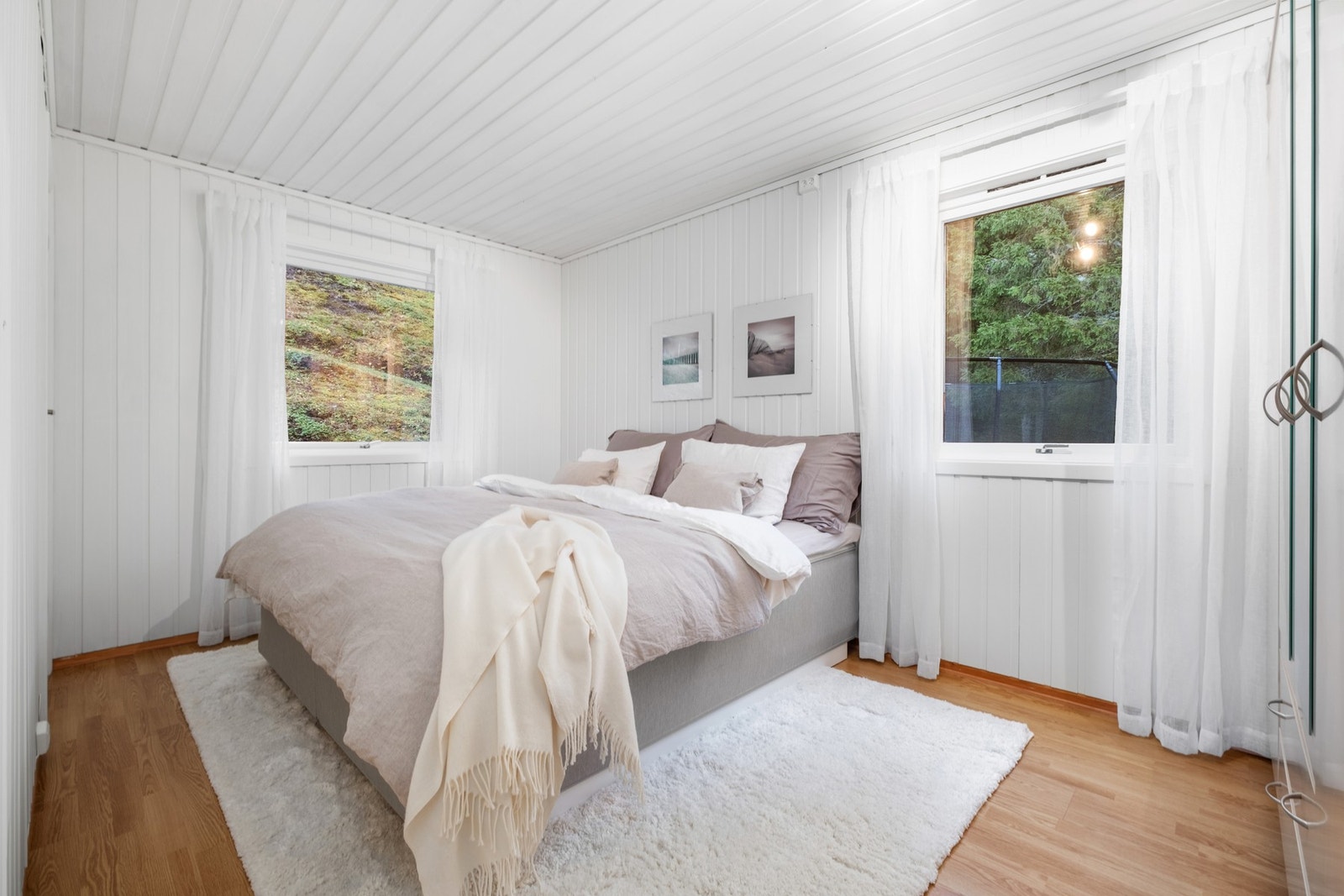 Hovedsoverommet er er lyst og trivelig, og er utstyrt med et stort garderobeskap. Galleribilde