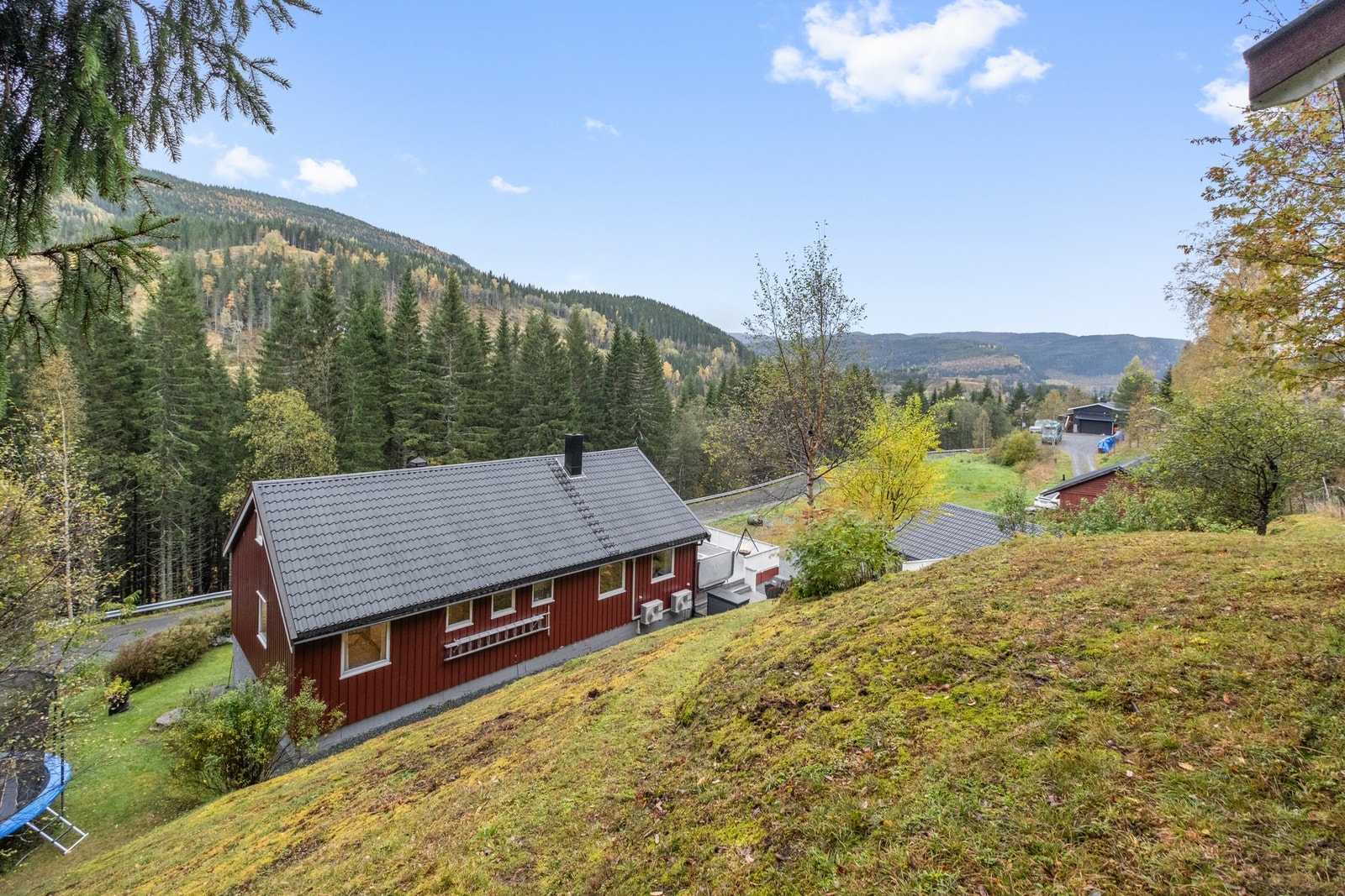 Eiendommen har en stor tomt på over 1,3 mål og er flott opparbeidet. Det fins både plommetre, epletre og kirsebærtre i tillegg til masse jordbærplanter på eiendommen. Videre er det umiddelbar nærhet til skogen. Galleribilde