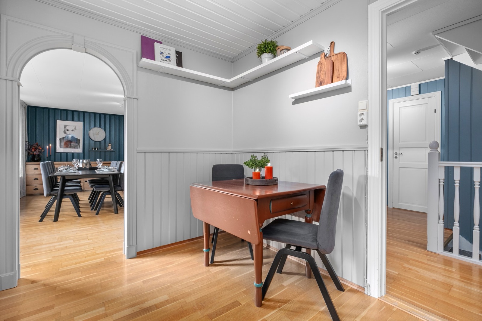 Inne på kjøkkenet har man plass til et lite spisebord. Galleribilde