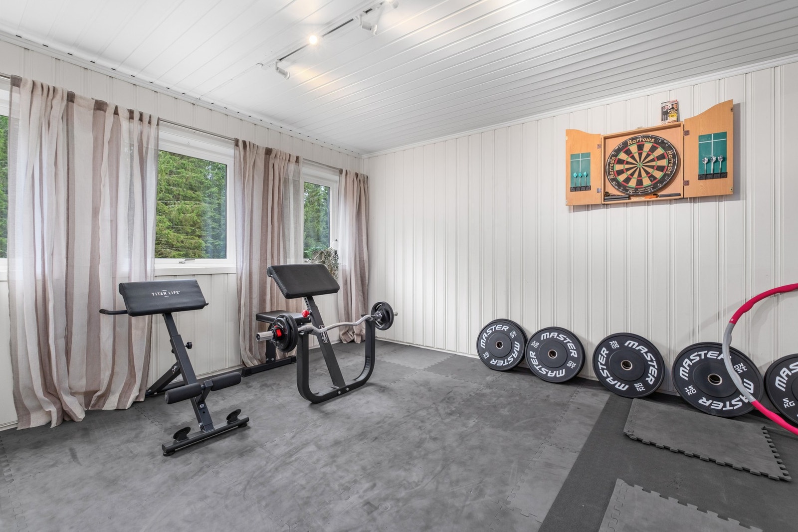 Utleiedelen har laminat på gulv og panel på på vegger. Galleribilde