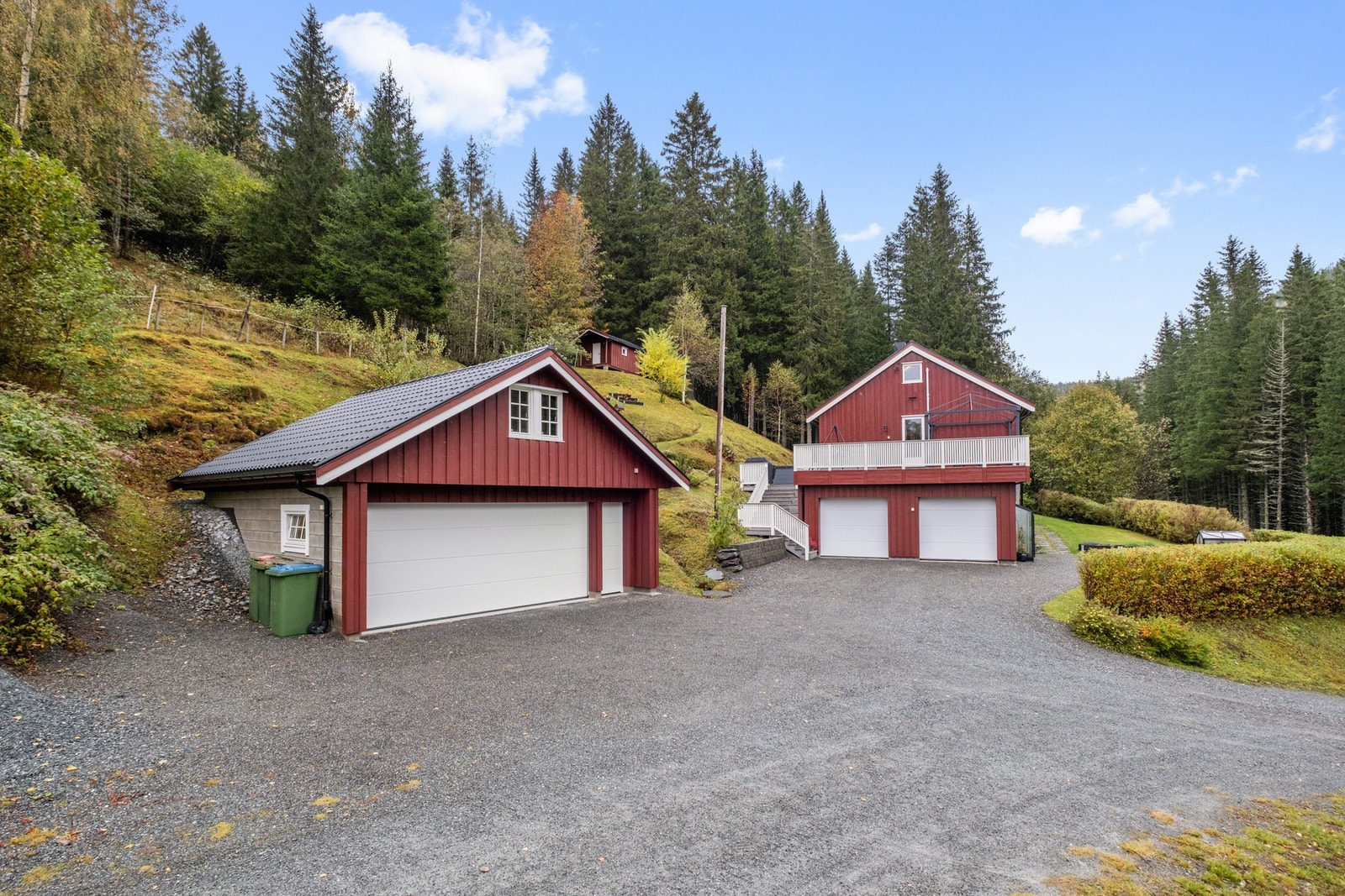 Eiendommen har gode parkeringsmuligheter med stor gårdsplass og i tillegg i hele 4 garasjeplasser. Galleribilde