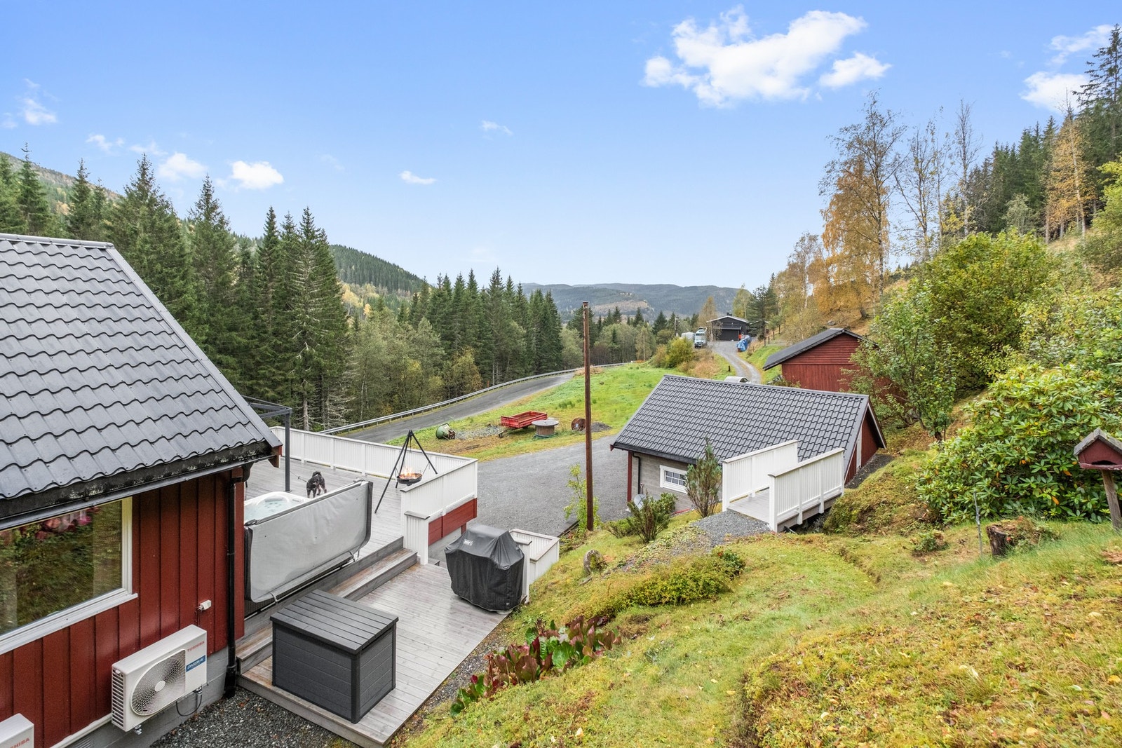 Like ved boligen har man en herlig badeplass som heter kvernhushølen. Videre er det mange fine turmuligheter fra eiendommen. Galleribilde