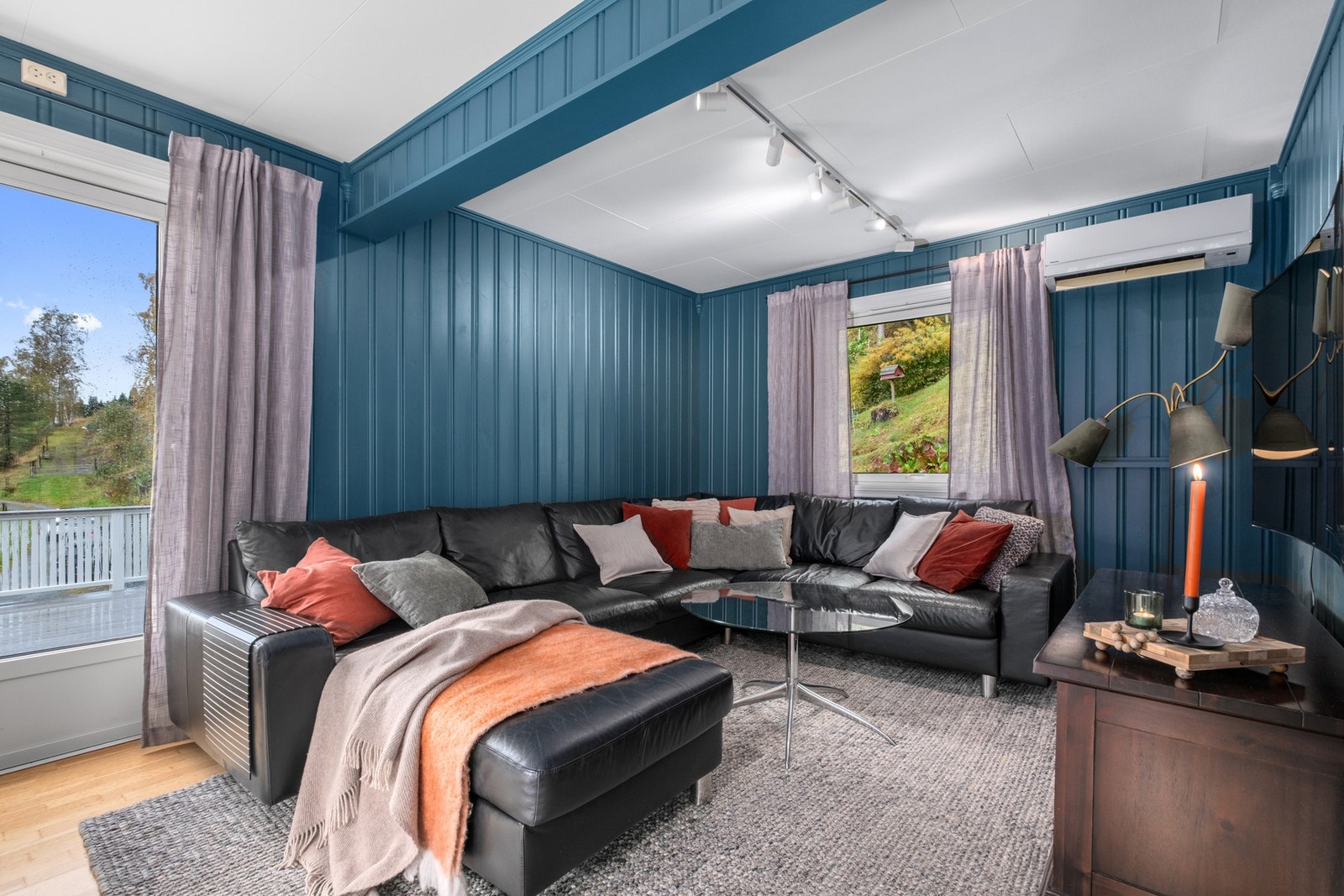 Fra stuen er det utgang til en romslig veranda. Galleribilde