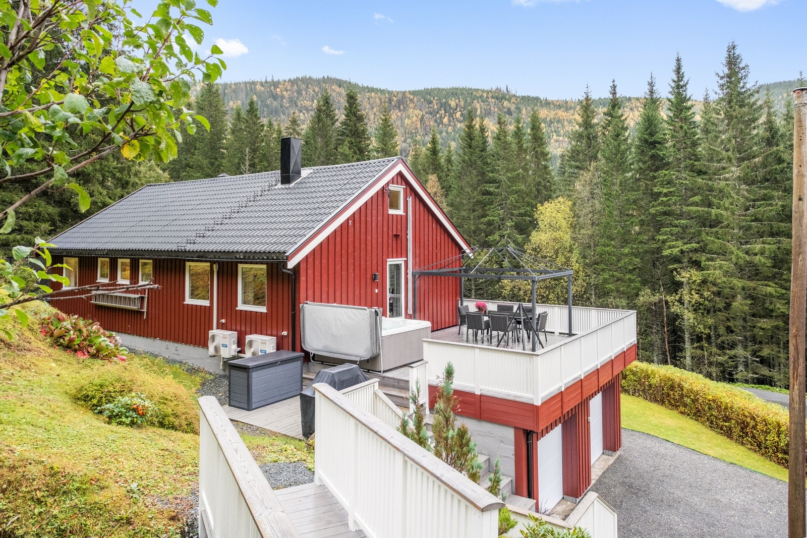 Eiendommen har et flott opparbeidet uteområde. Galleribilde