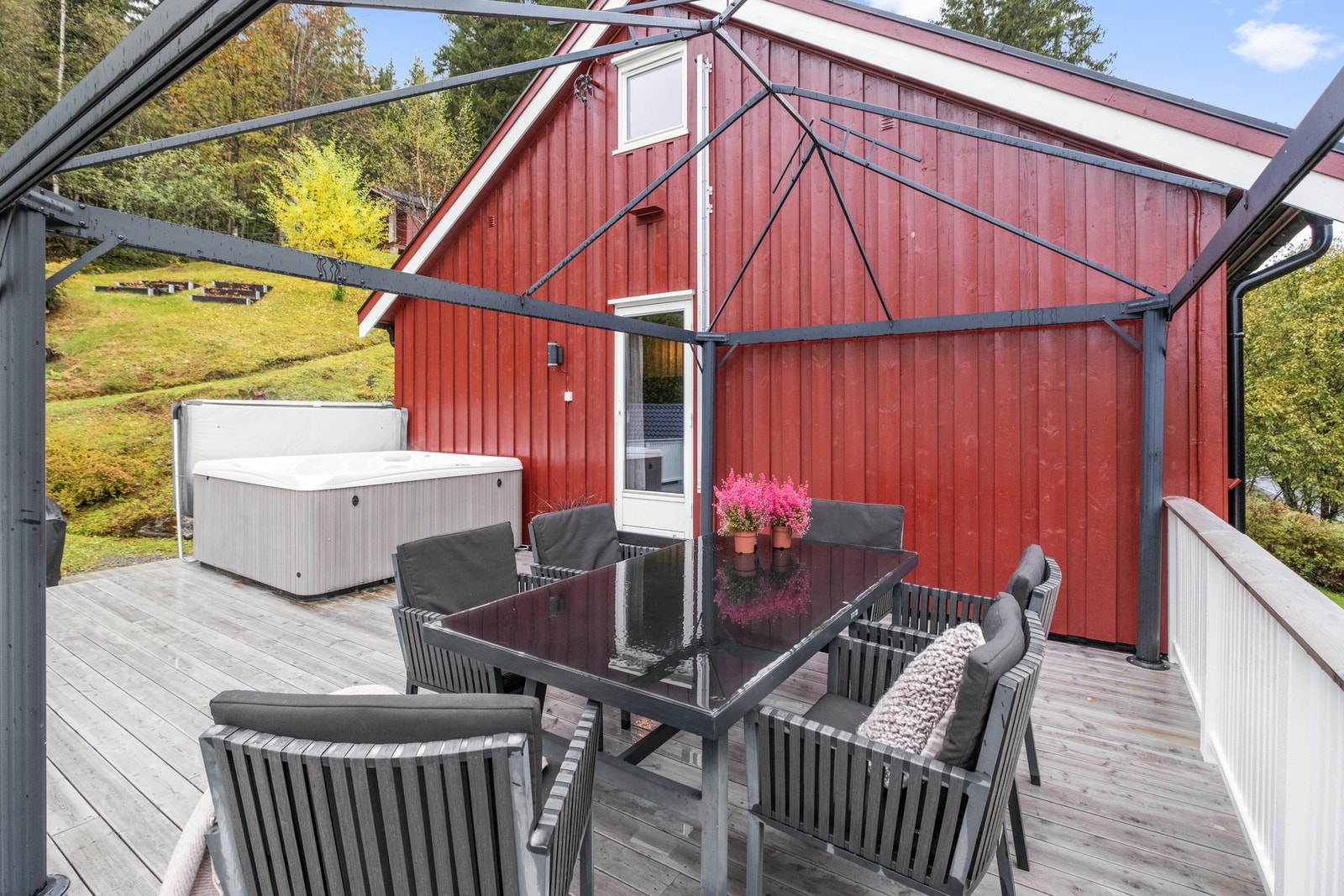 Verandaen har veldig gode solforhold på sommeren, det er derfor satt opp en paviljong som medfølger. Det medfølger også tak til paviljongen. Galleribilde