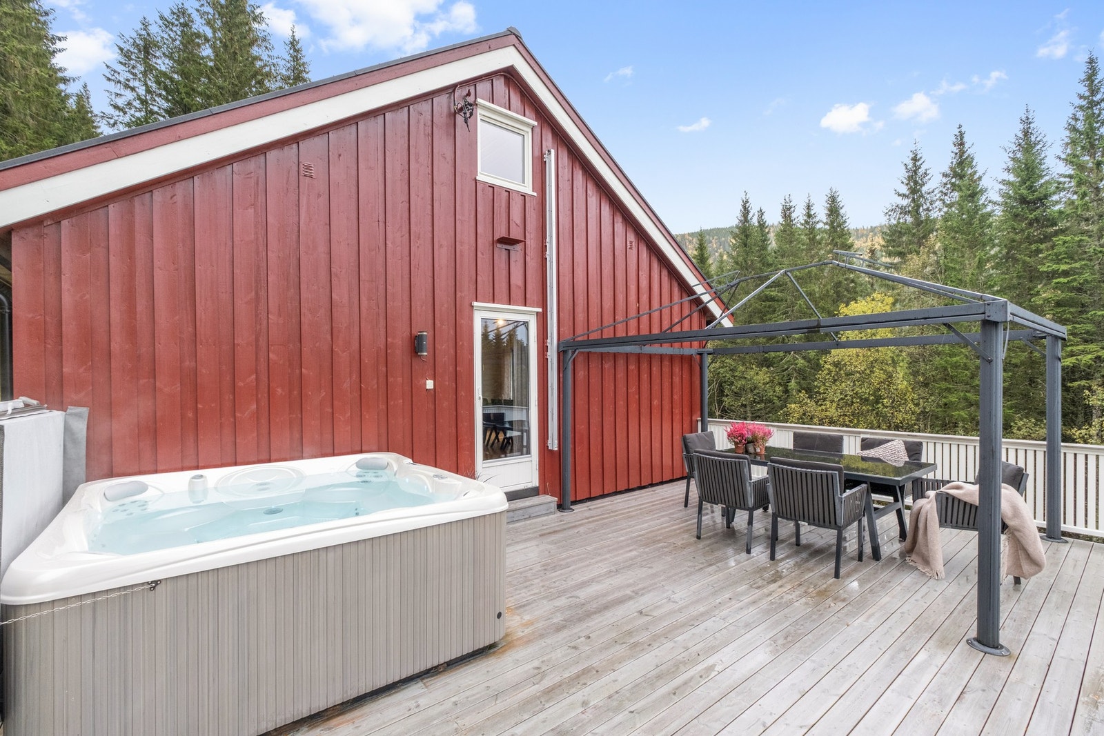 Terrassen har gode solforhold så her kan man kan nyte terrassen på sommerdagene. Galleribilde