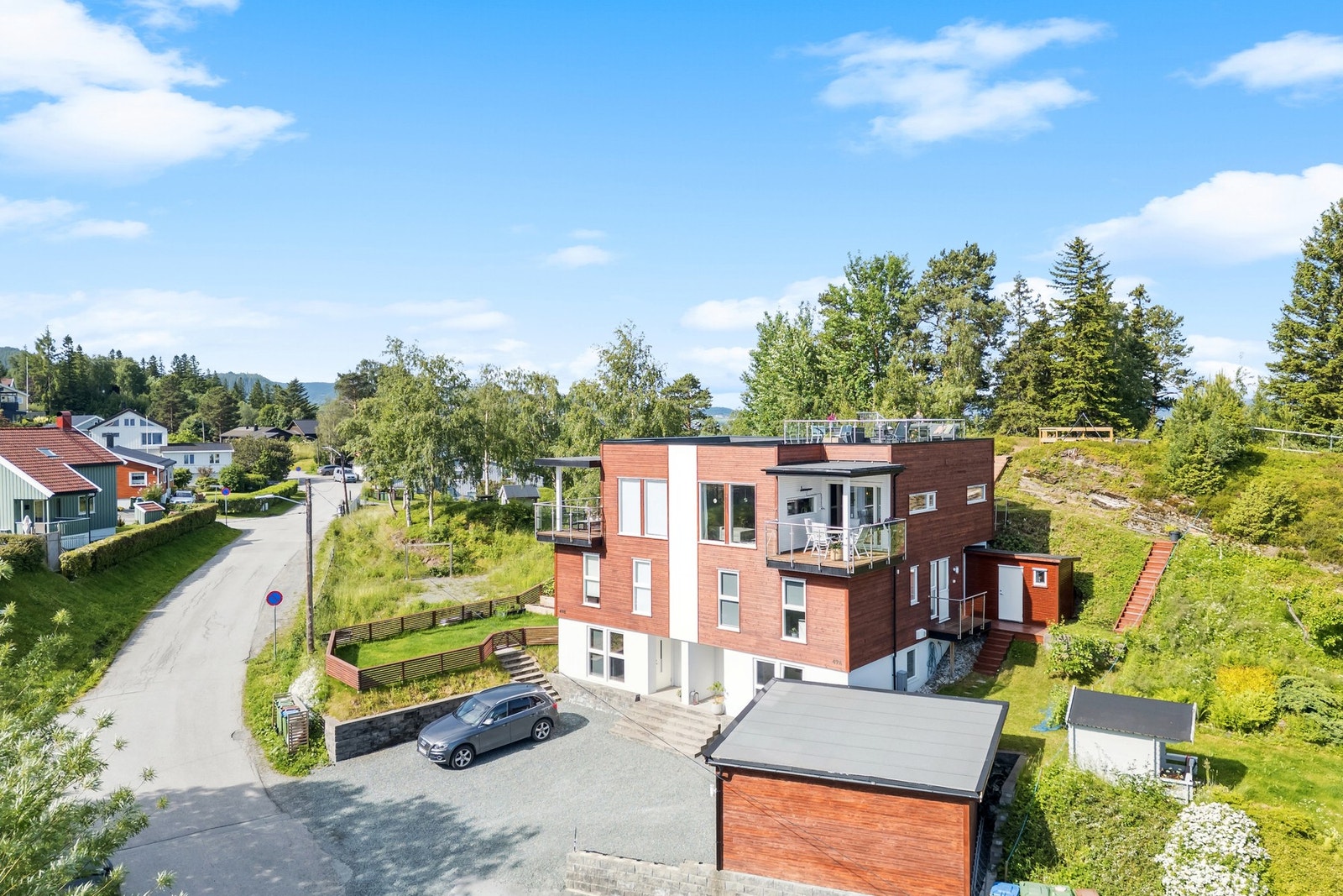 Boligen strekker seg over tre etasjer og byr på god planløsning, romslige oppholdsrom og gjennomført standard. Galleribilde