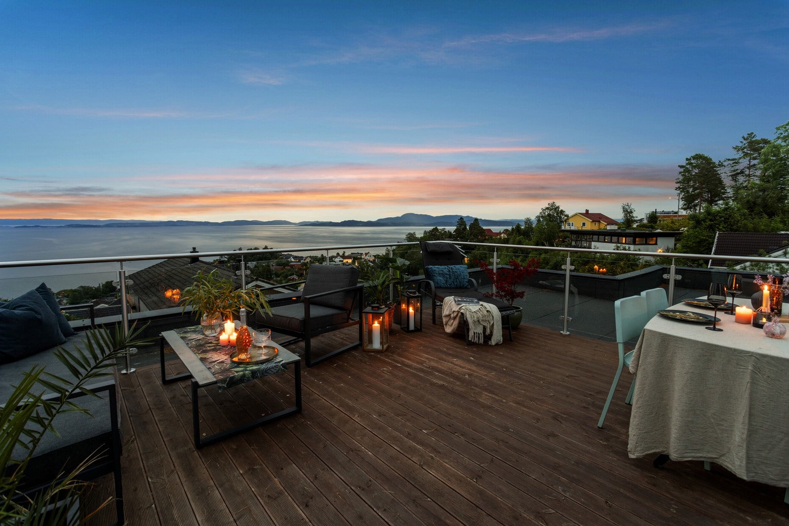 EiendomsMegler 1 ved Stine Nielsen har gleden av å presentere en særdeles flott halvpart med utsikt, moderne standard og gode uteplasser.Foto: EFEKT, (Frode Vigtil Galleribilde