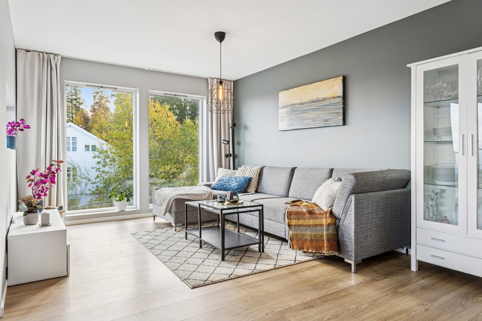 God plass til sofa gruppe med tilhørende møblement. Galleribilde