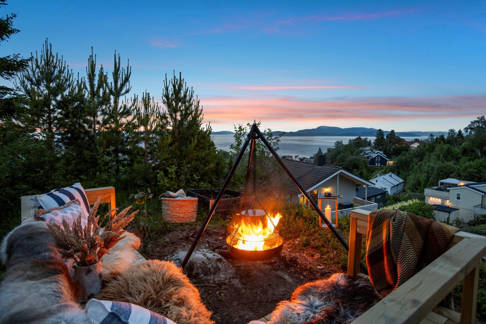 Her kan man nyte lune kvelder rundt bålet med utsikt. Galleribilde