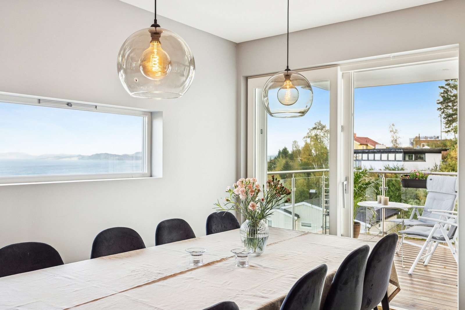 Stue og terrasse glir sømløst sammen og gir en luftig og sosial flyt mellom ute og inne. Galleribilde