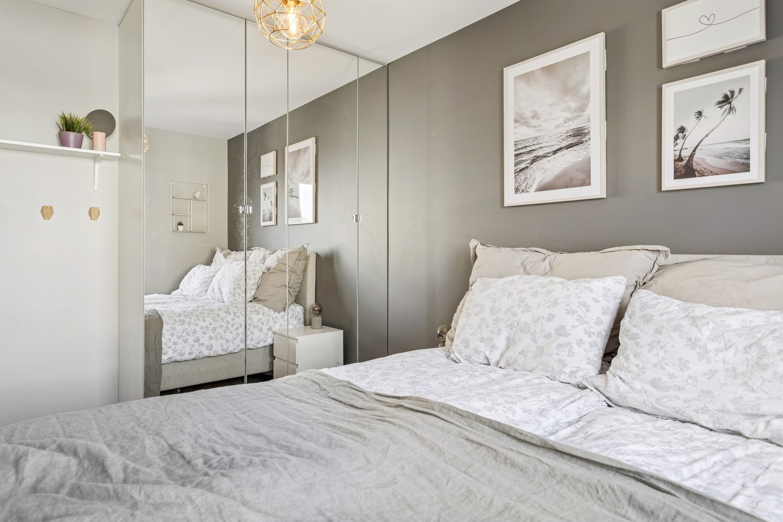 Innredet med stor garderobeløsning. Galleribilde