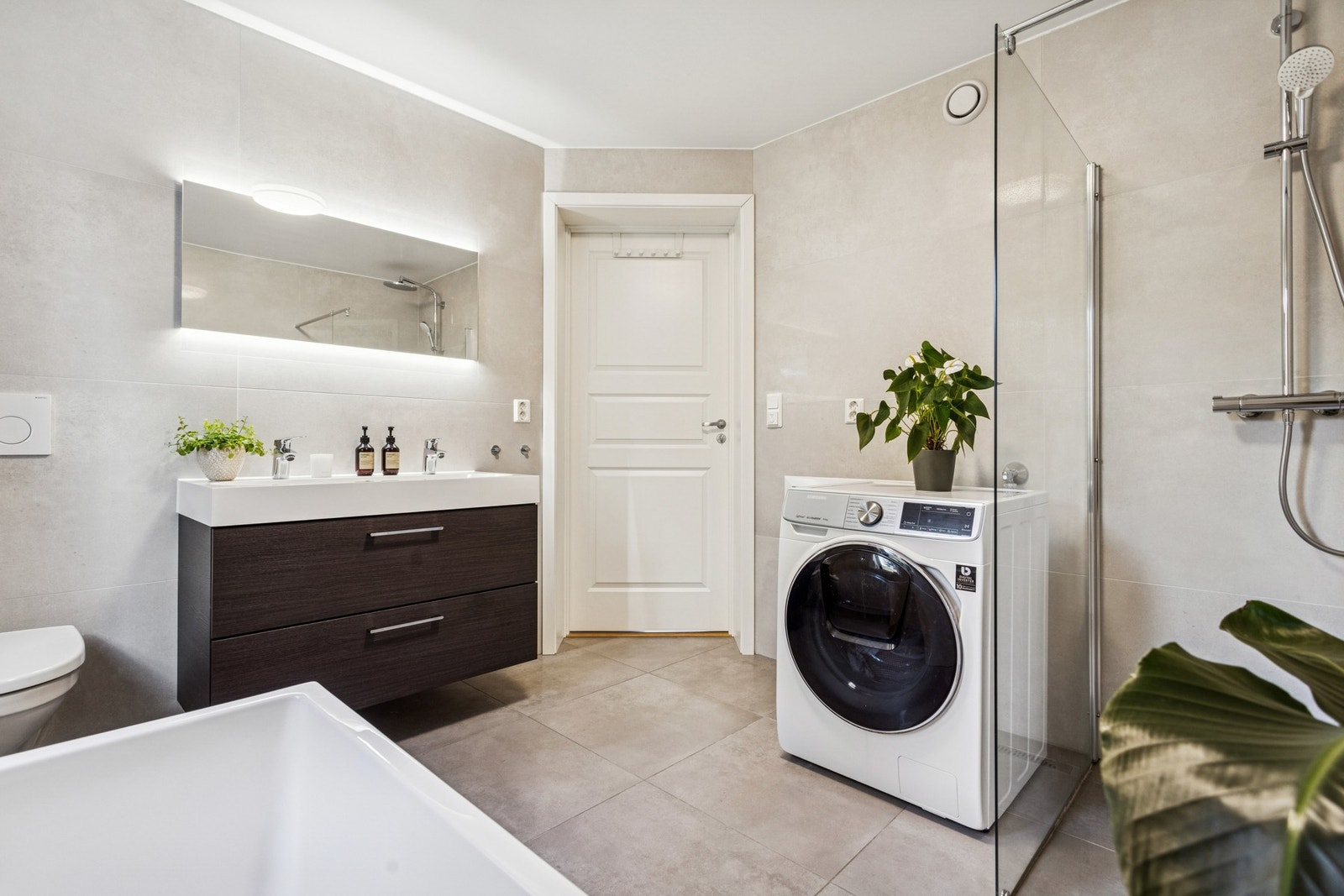 Elektriske varmekabler på gulv og opplegg for vaskemaskin. Galleribilde