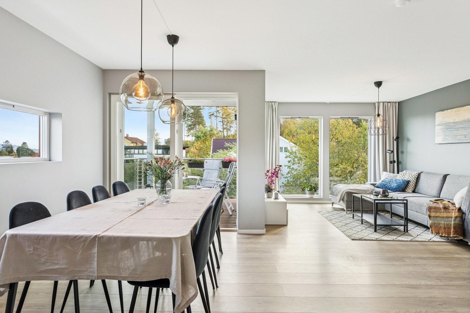 Store vindusflater sikrer flott lysinnslipp og skaper en luftig atmosfære. Galleribilde