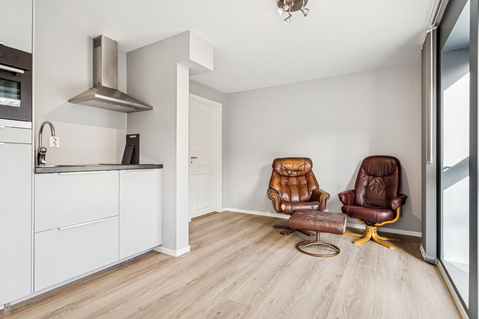 Åpen stue/kjøkken løsning som er lett å innre4de Galleribilde