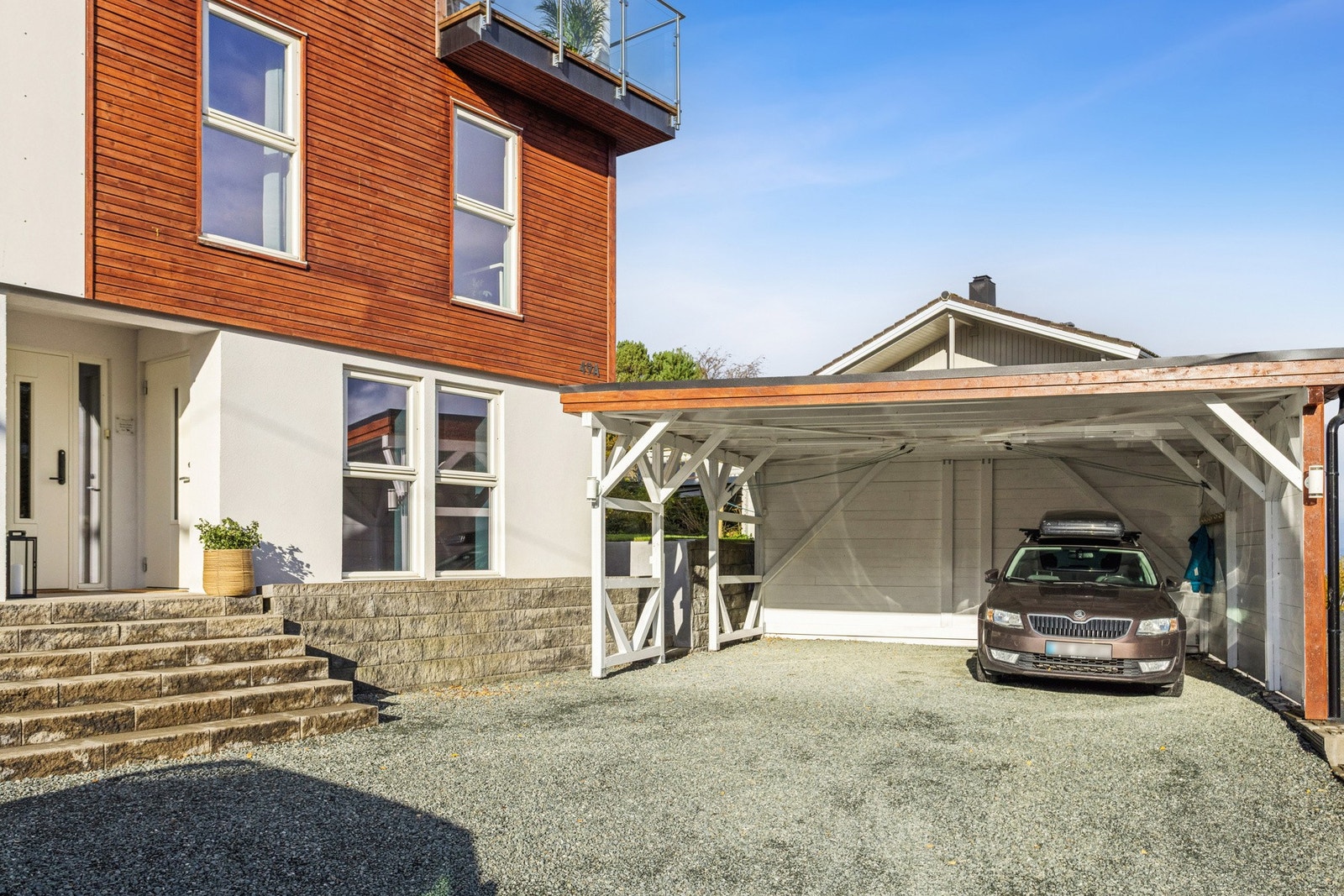 Flott opparbeidet uteområde. Parkering i carport og på oppstillingsplasser. Galleribilde