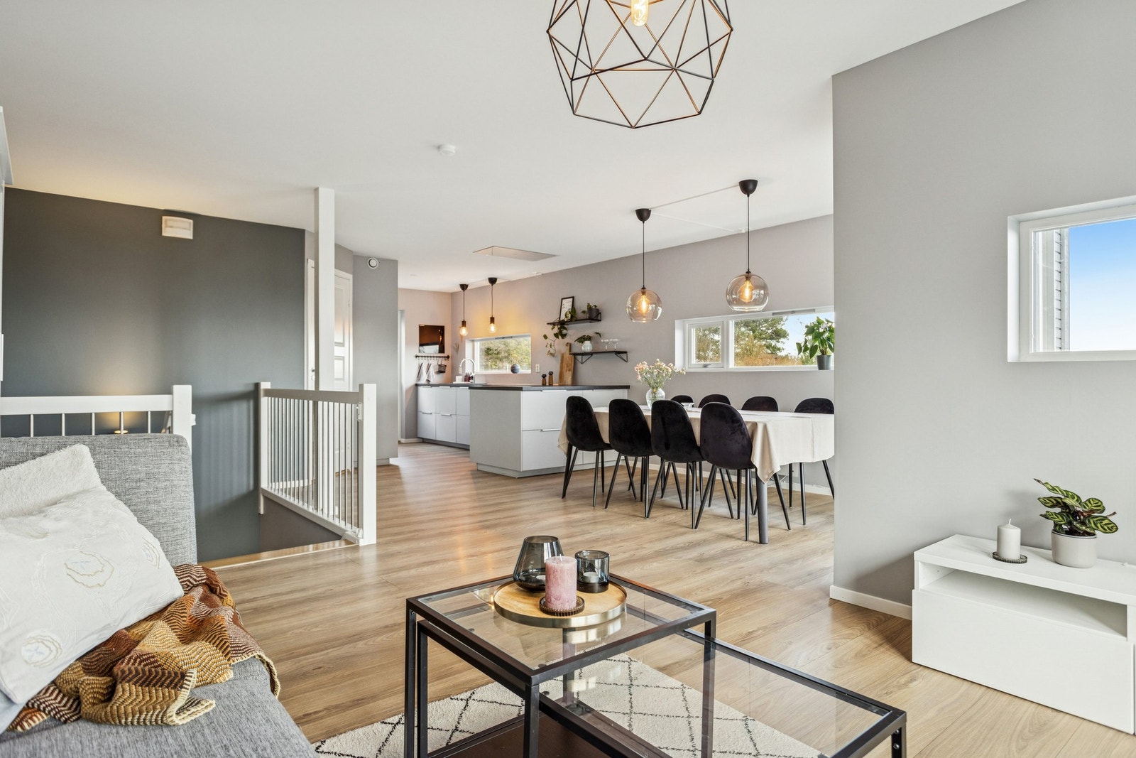 På plan 3 møtes man av en lys og innbydende stue-/kjøkkenløsning med moderne uttrykk og god romfølelse. Galleribilde