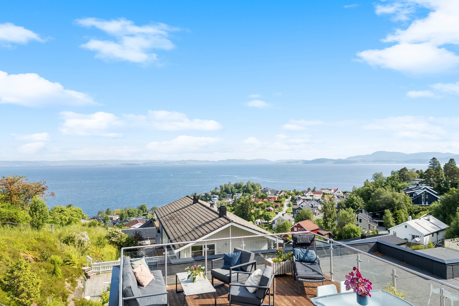 Stor og usjenert takterrasse med sjøutsikt. Galleribilde