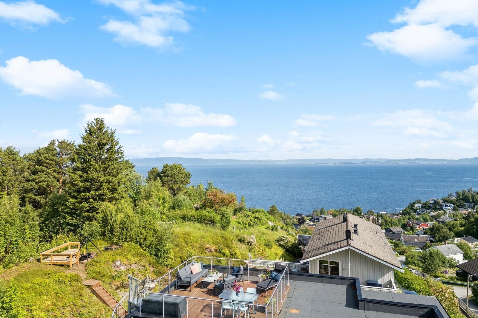Fra eiendommen er det kort vei til barneskole, ungdomsskole, samt flere barnehager i nærområdet. Galleribilde