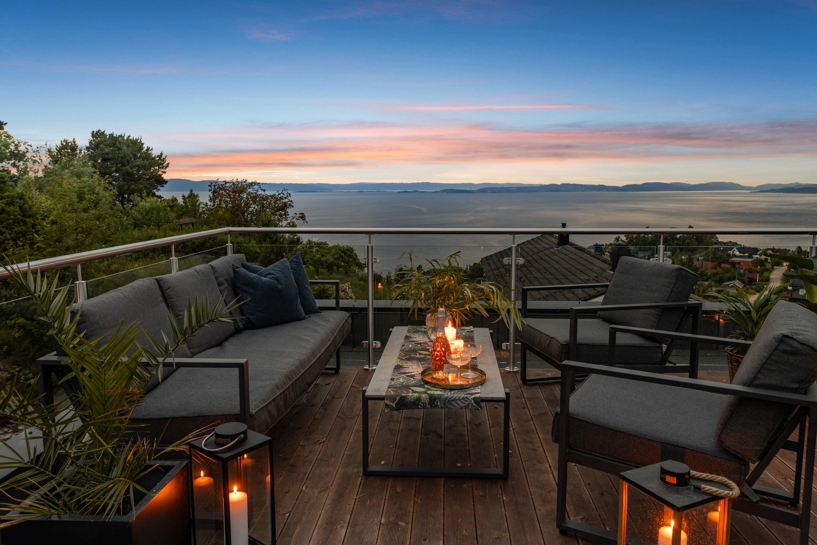 Terrassen er et naturlig samlingspunkt med utsikt og plass til sosialt samvær. Galleribilde