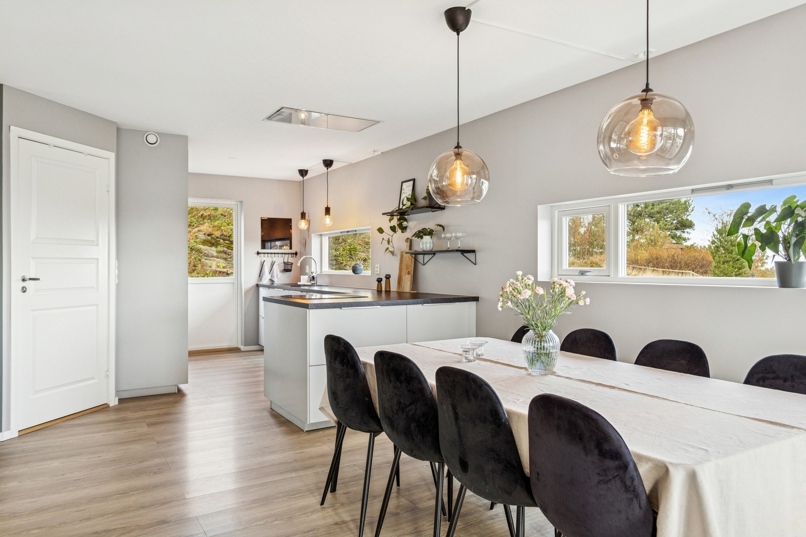 Den romslige spisestuen ligger sentralt i etasjen og binder kjøkken og stue sammen på en naturlig måte. Galleribilde