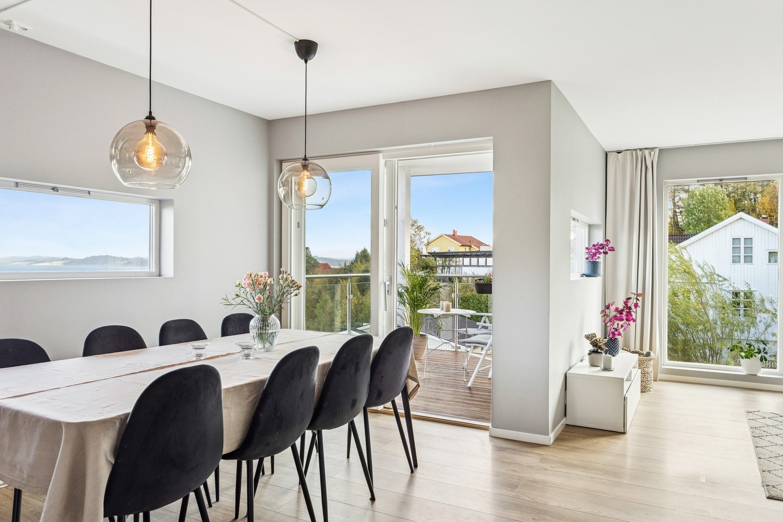 Fra stuen er det direkte utgang til en av bolig ens tre uteplasser. Galleribilde