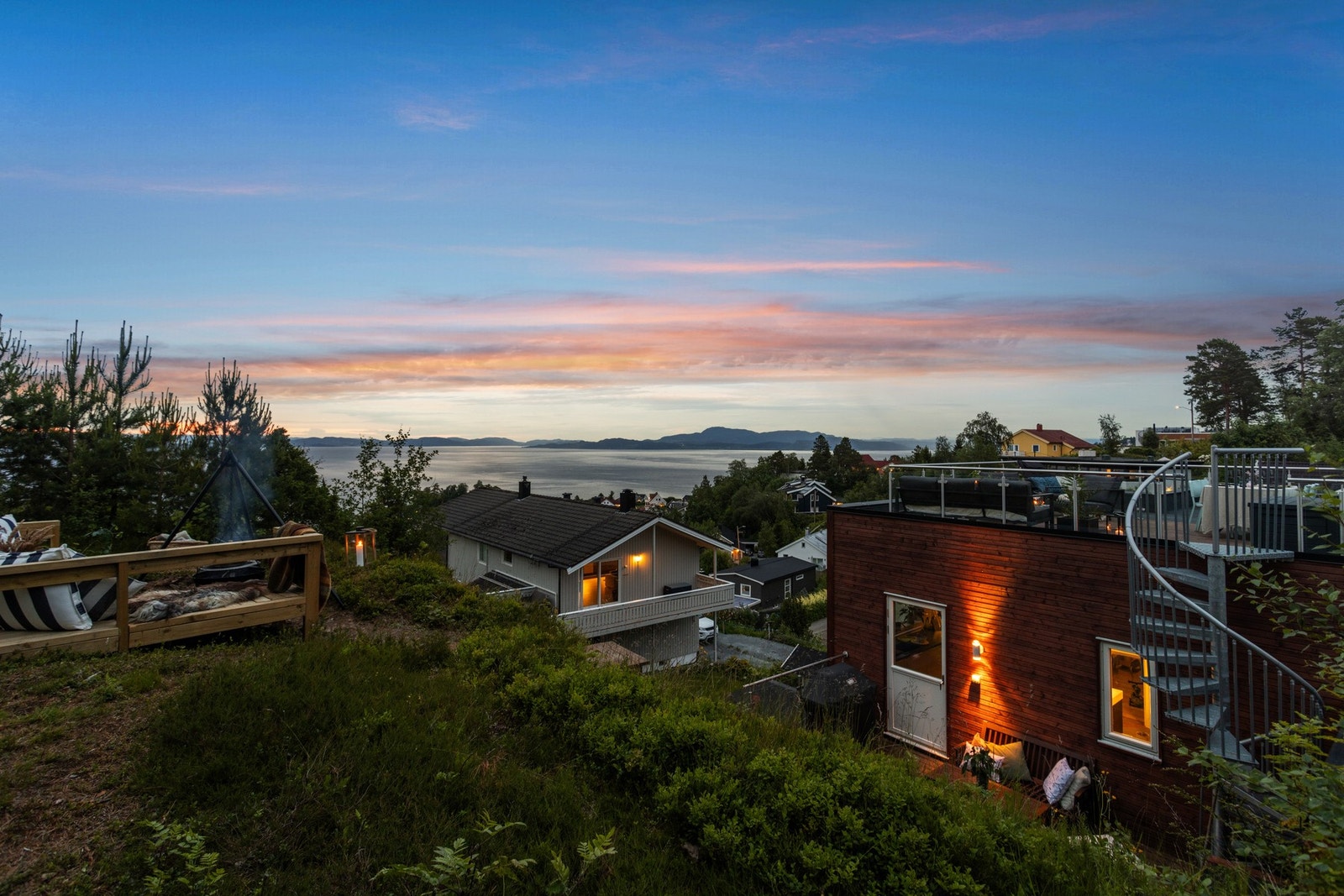 Egen, opparbeidet bålplass i skråningen. Galleribilde