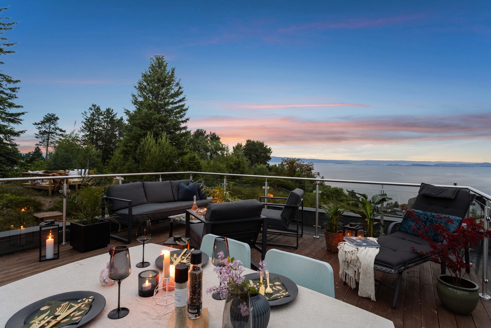 Gode solforhold gir mulighet for lange og lune sommerkvelder utendørs. Galleribilde