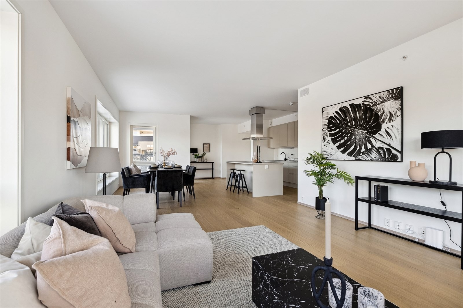 Vannbåren gulvvarme i leiligheten sikrer varme føtter, året rundt Galleribilde