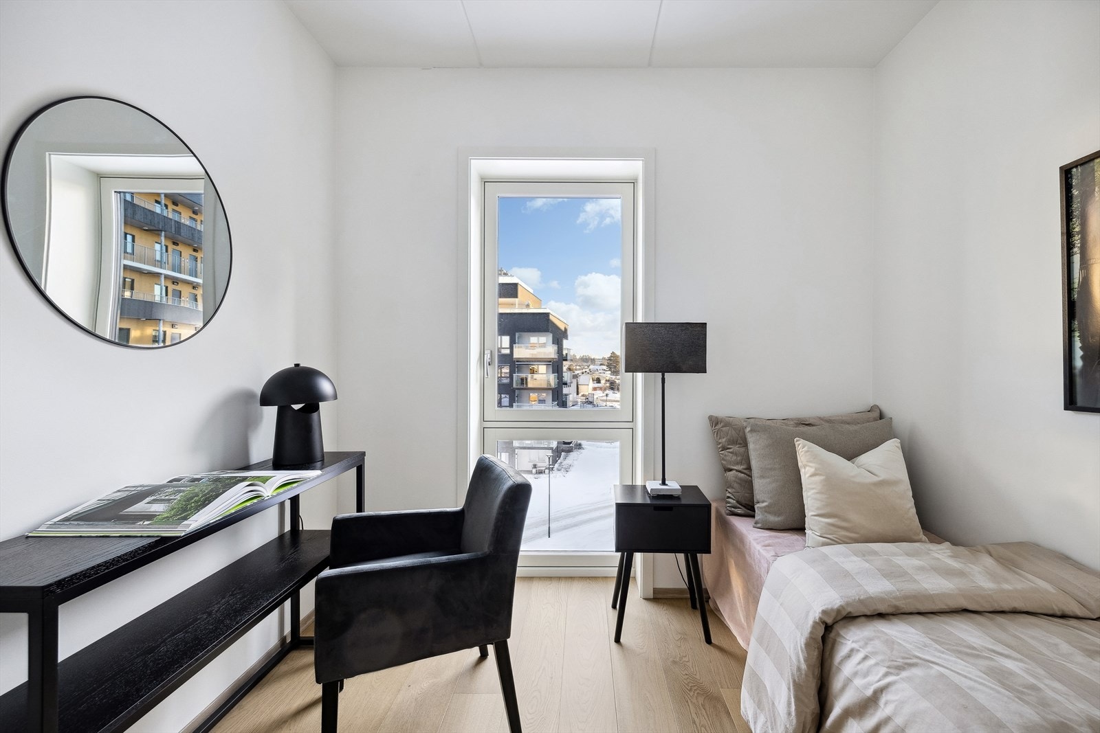 Soverom #2 med god plass til større seng og tilhørende møblement Galleribilde