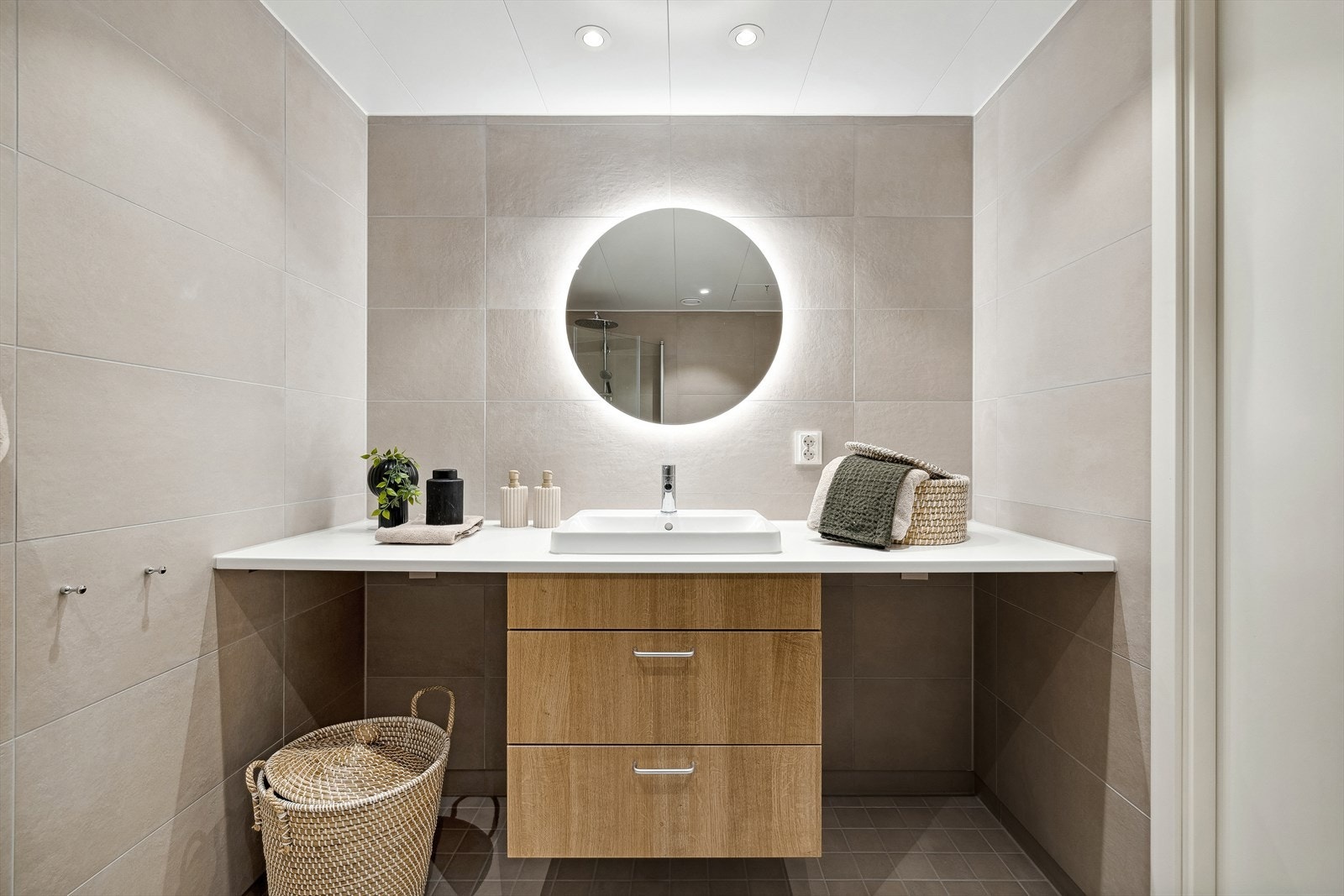 Avsatt plass til både vaskemaskin og kondenstørketrommel Galleribilde