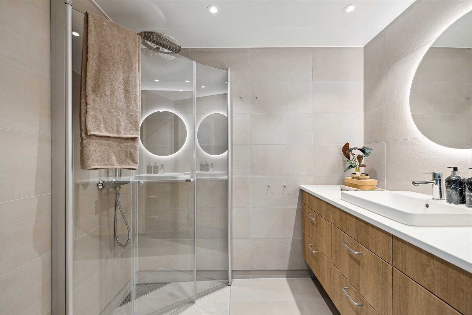 Detaljer som regnfallsdusj gir badet prikken over i'en Galleribilde