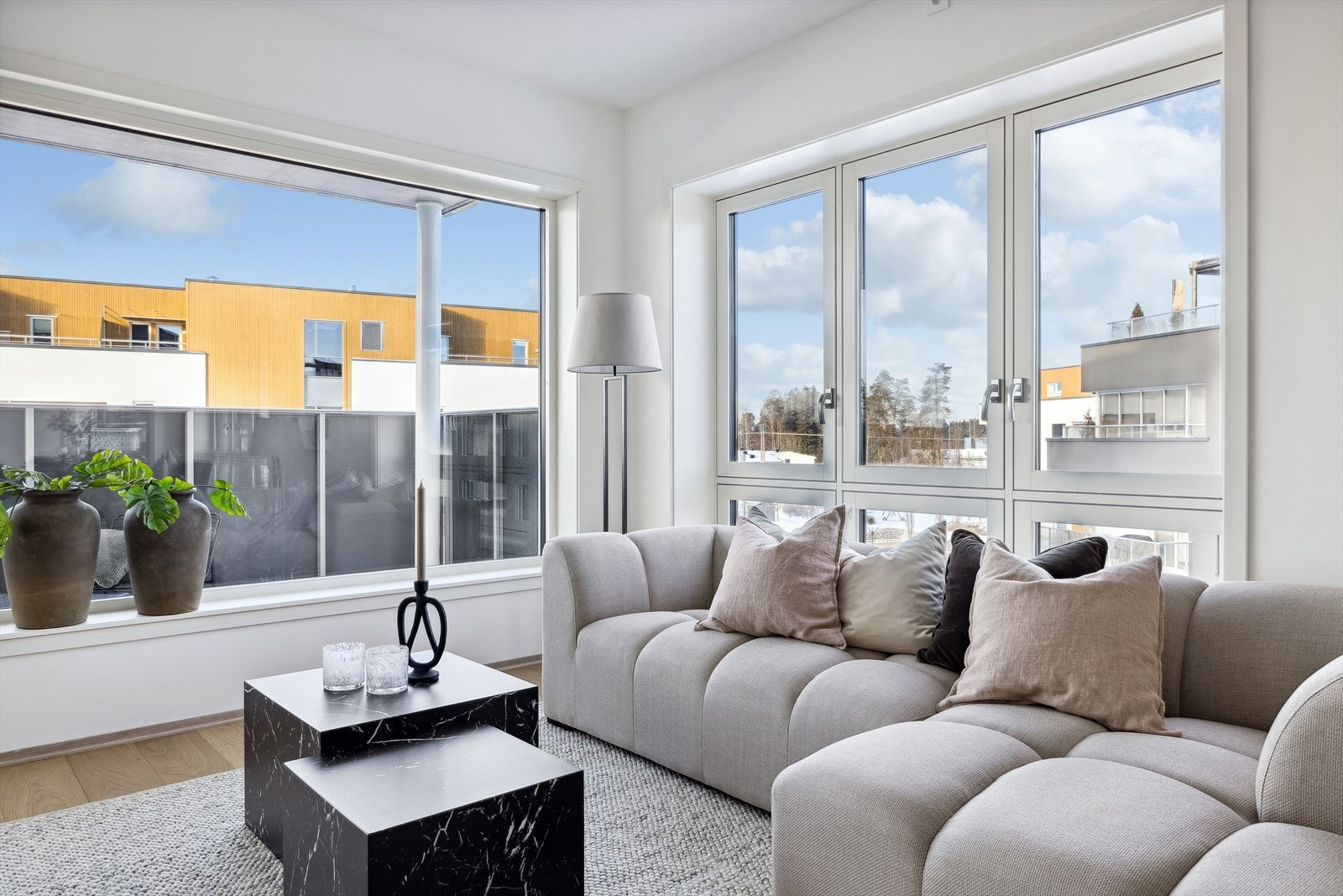 Store vinduer for naturlig lysinnslipp Galleribilde