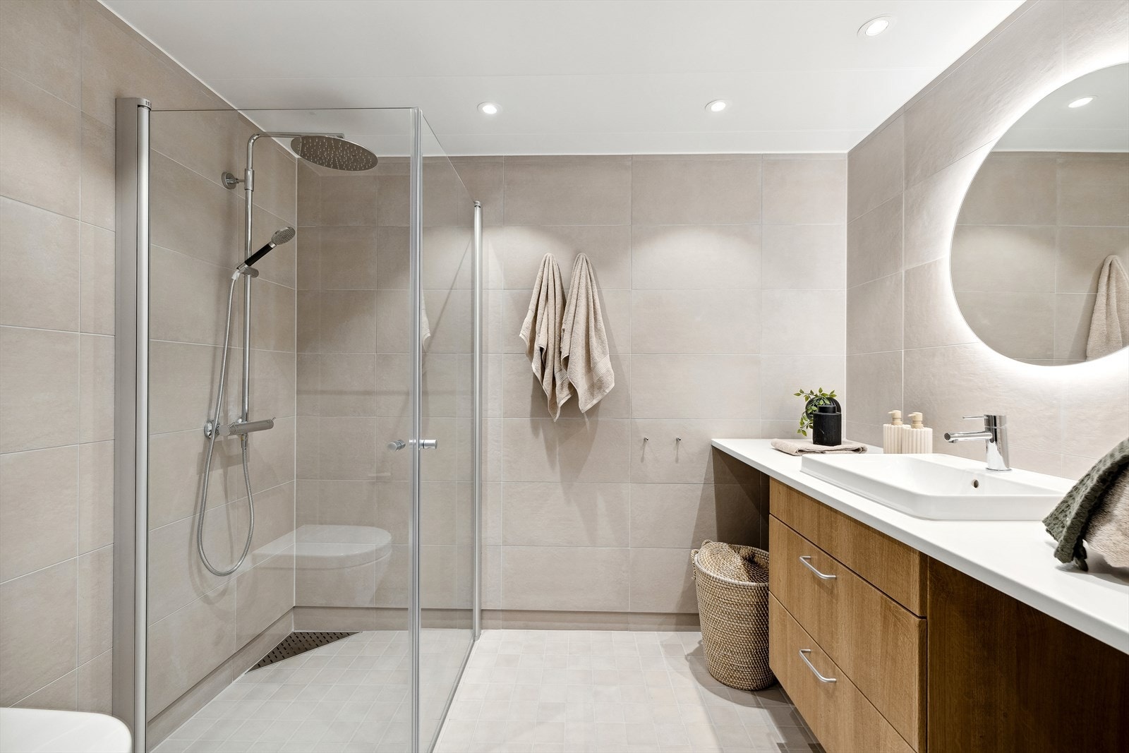 Hvit benkeplate kombinert med underskap av typen Trojan Oak gir en fin og naturlig kontrast Galleribilde