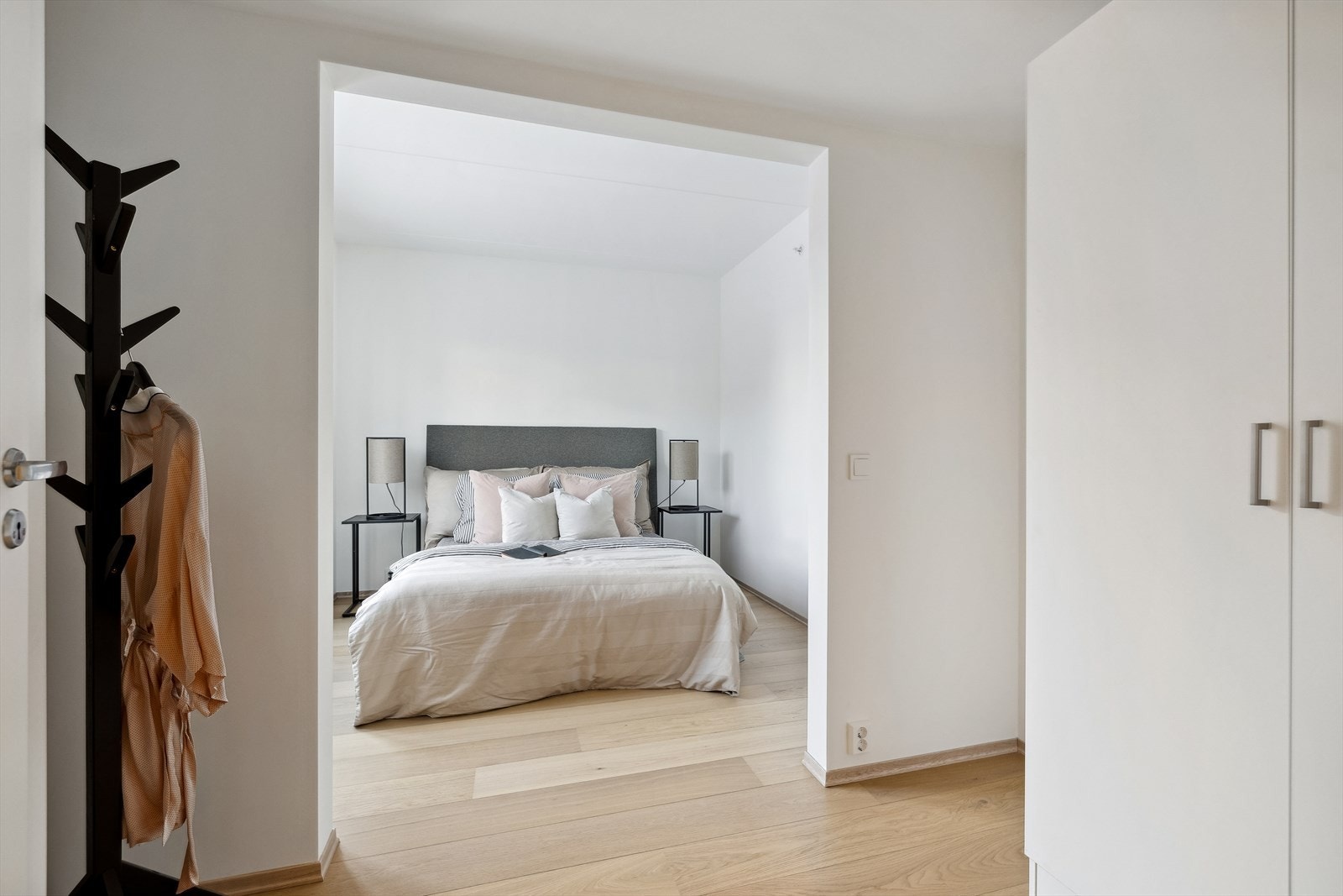 Mellom hovedsoverommet og badet er det avsatt plass til større garderobeløsning Galleribilde