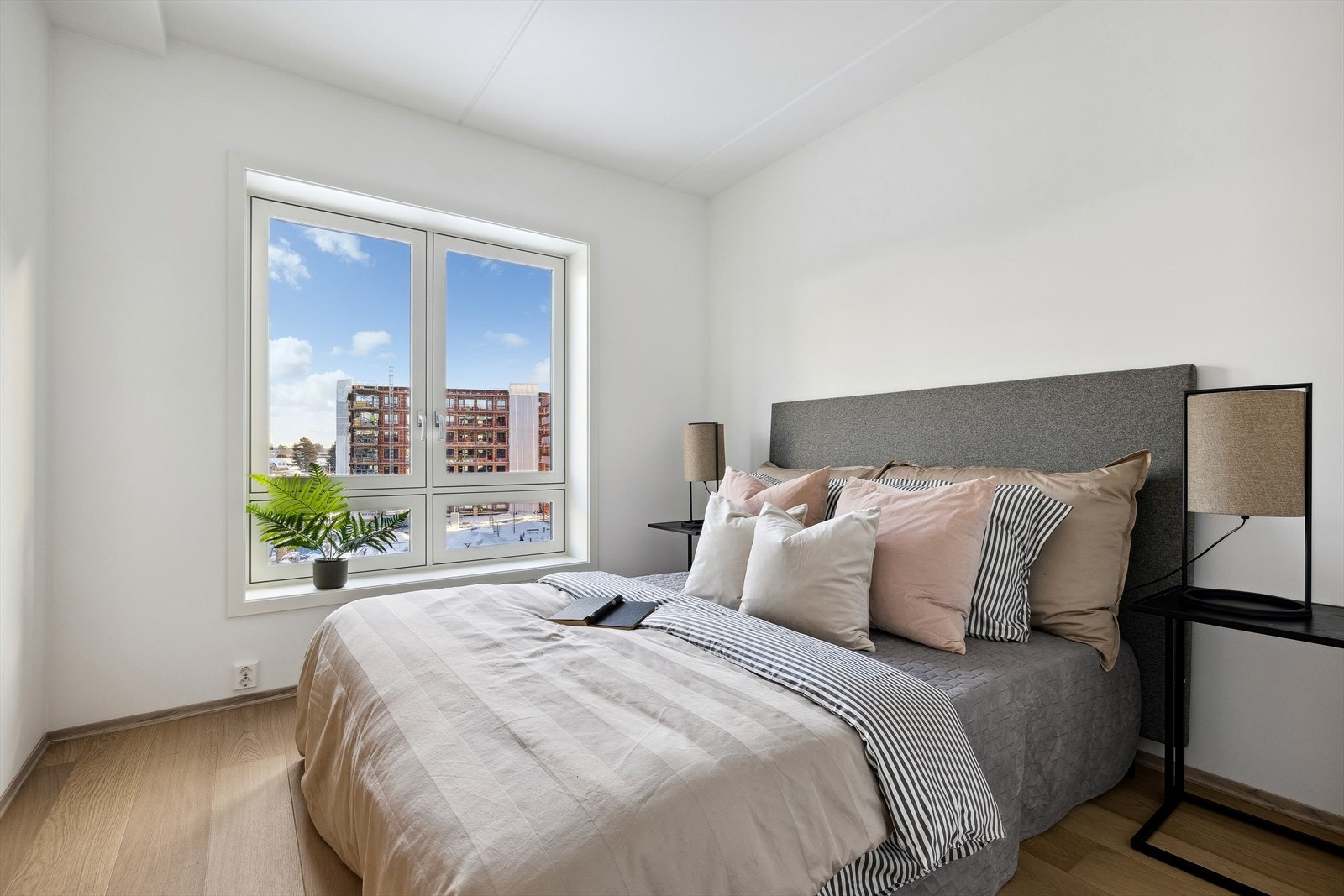 Hovedsoverom med god plass til dobbeltseng og nattbord på hver side Galleribilde