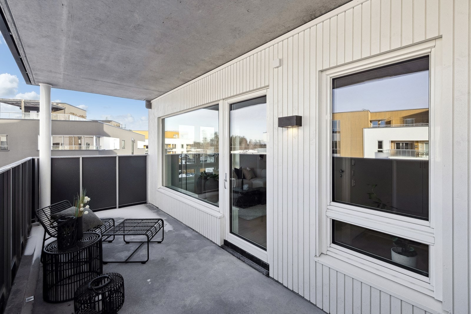 Stor vestvendt balkong med utgang fra stue Galleribilde