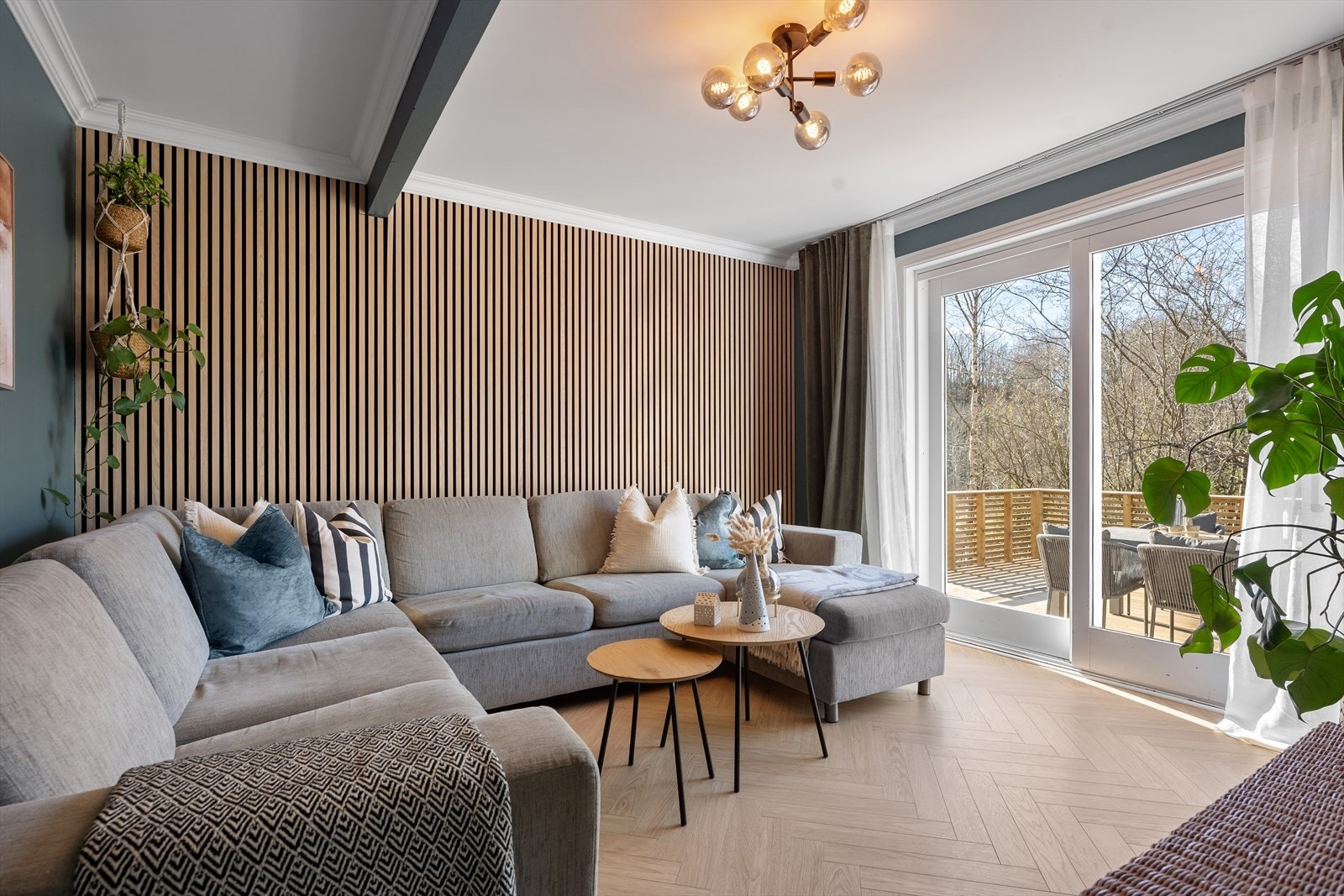 Fra TV stuen er det også utgang til terrassen som strekker seg rundt huset på flere kanter. Galleribilde