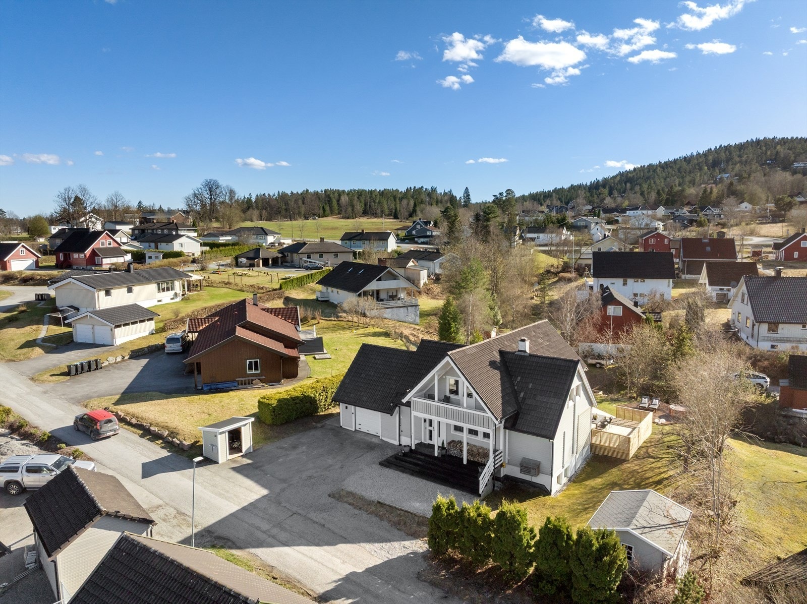 Boligen ligger har fin beliggenhet i dette familievennlige boligfeltet. Galleribilde