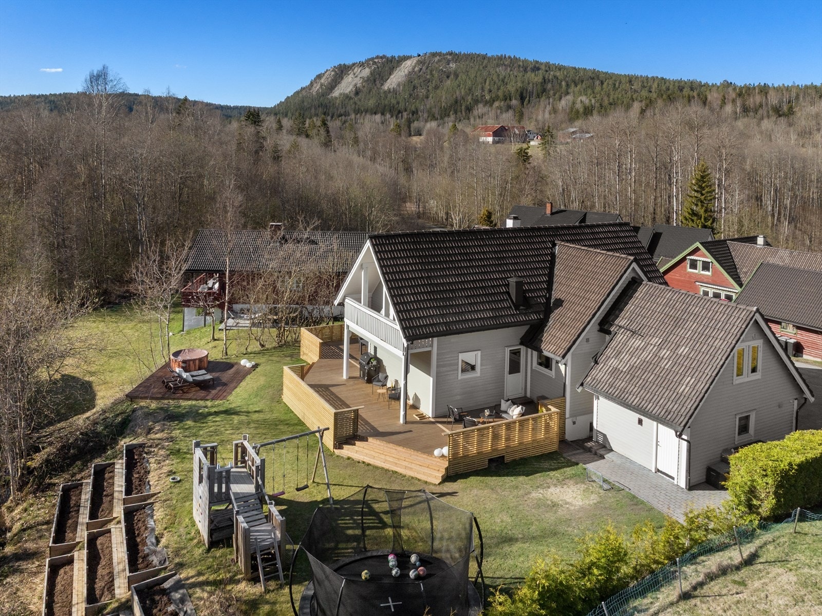 En innholdsrik enebolig beliggende solrikt og naturskjønt til ved Heggedal i Asker. Galleribilde