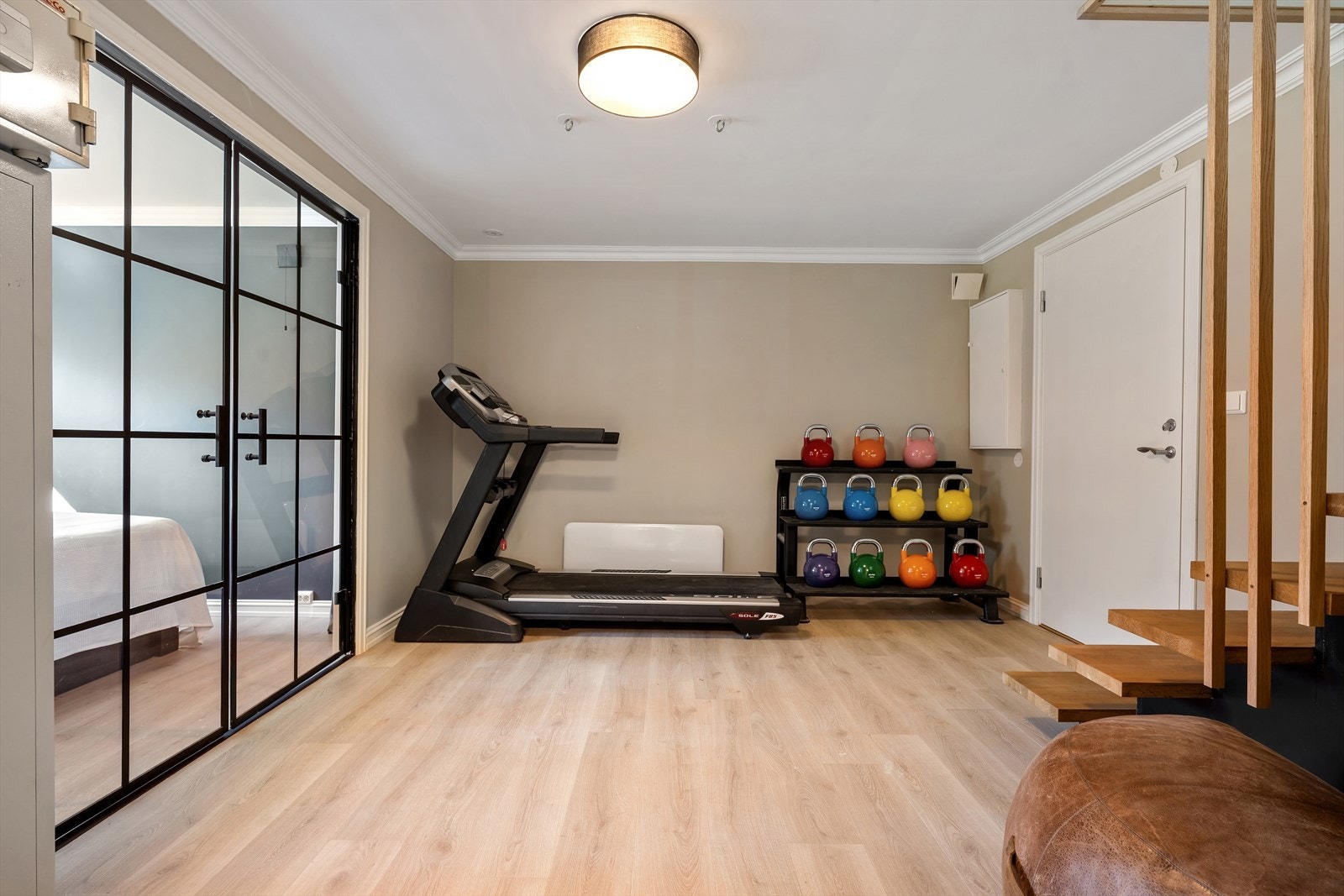 Rommet ligger mellom hovedsoverommet og walk-in garderoben som fører inn til hovedbadet. Galleribilde
