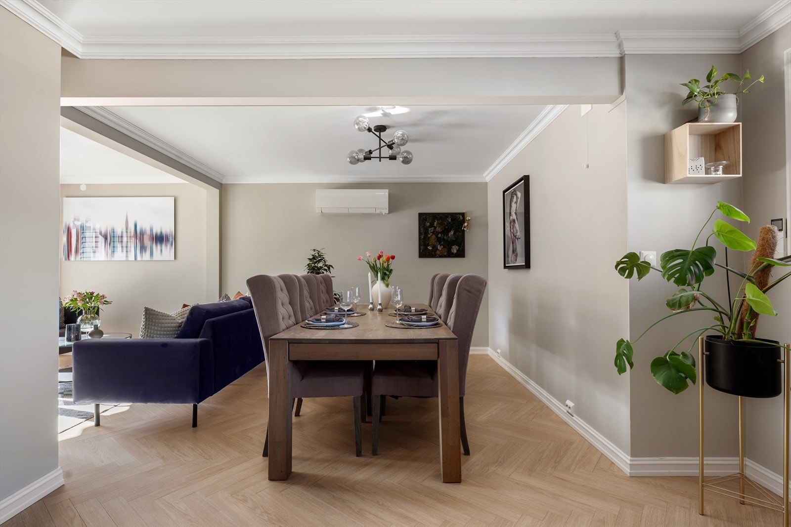 Det er god plass til å invitere familie og venner til hyggelige selskaper. Galleribilde