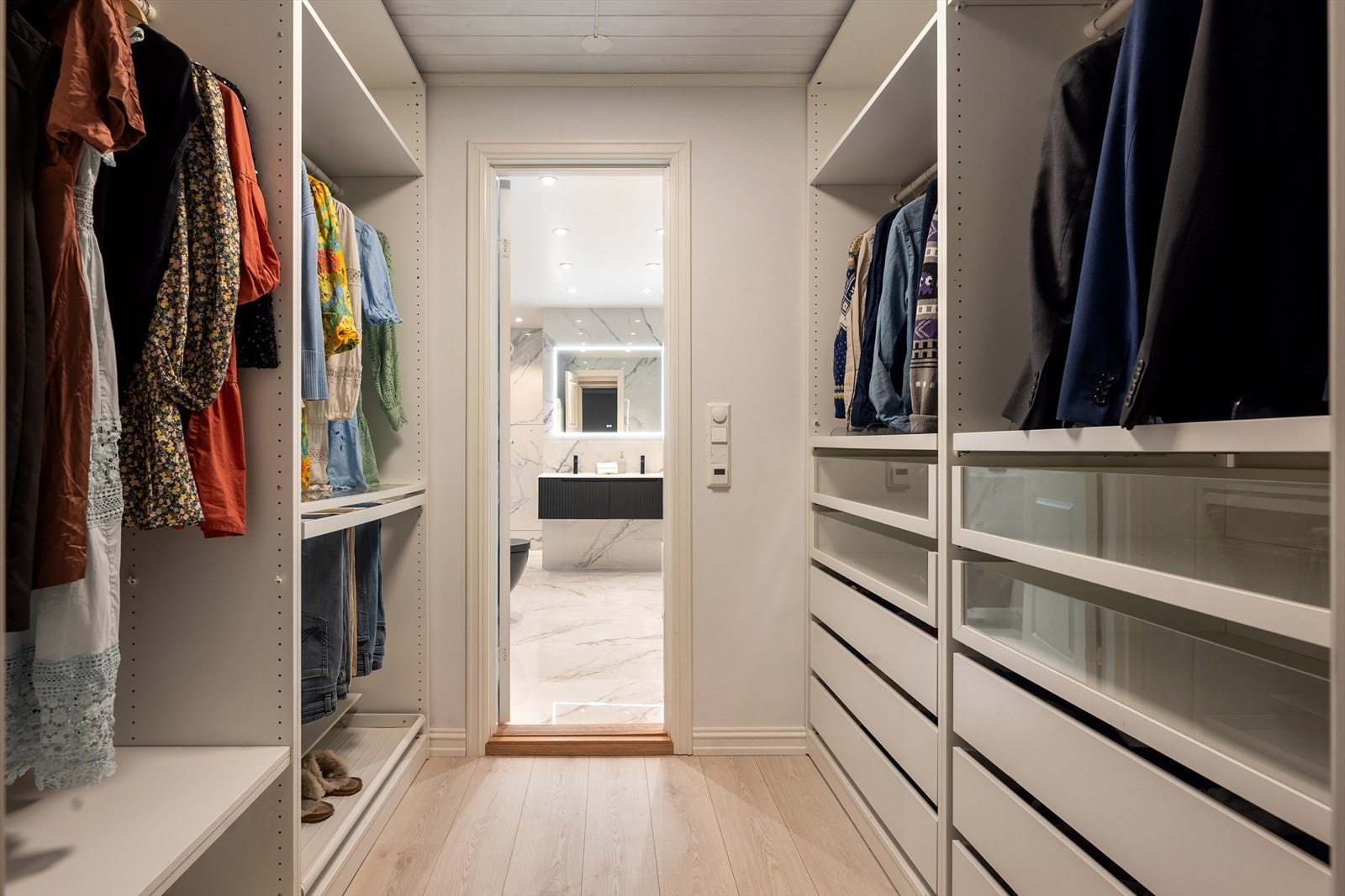 Romslig walk-in garderobe mellom treningsrommet og hovedbadet. Galleribilde