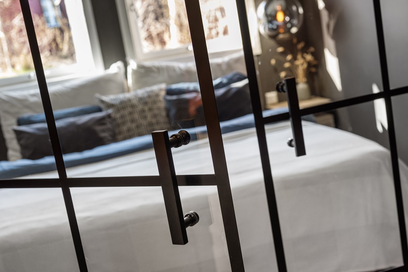 Det er satt inn pene glassdører med sorte detaljer slik at treningsrommet også får godt med dagslys. Galleribilde