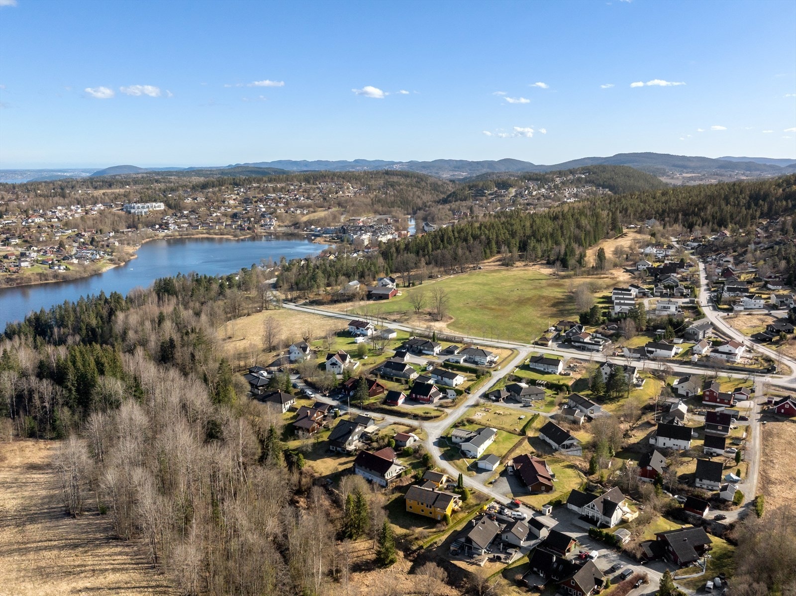 Skjellestadjordet ligger fint til rett utenfor Heggedal sentrum. Galleribilde