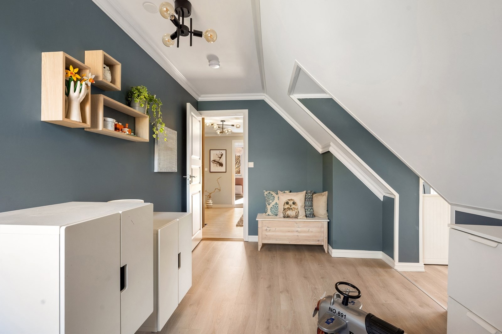 Det ene soverommet er romslig og har god plass til egen lekeavdeling, tvkrok, garderobe eller annet etter behov. Galleribilde