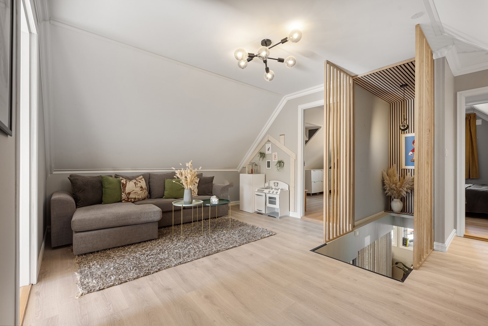 2.etasje er oppdelt og innredet med flere rom. Galleribilde