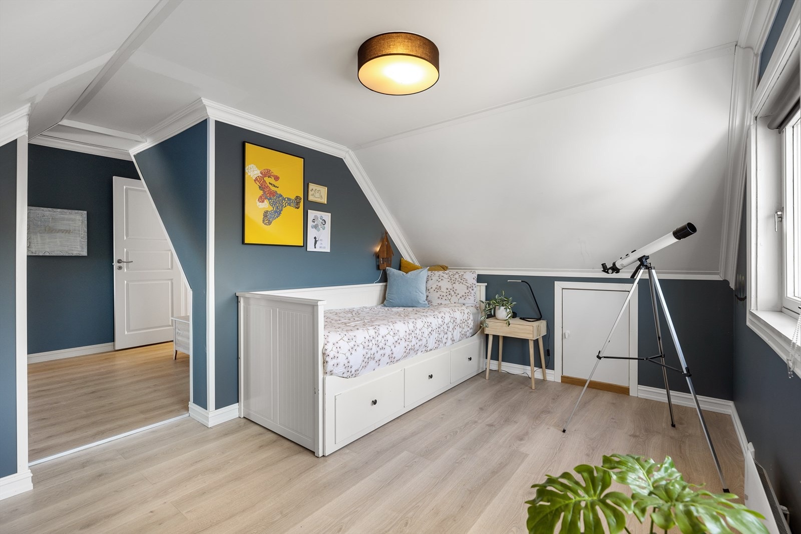 Og den innerste delen av rommet er sovedelen og har god plass til møblering med seng, nattbord, skrivepult eller annet etter behov. Galleribilde