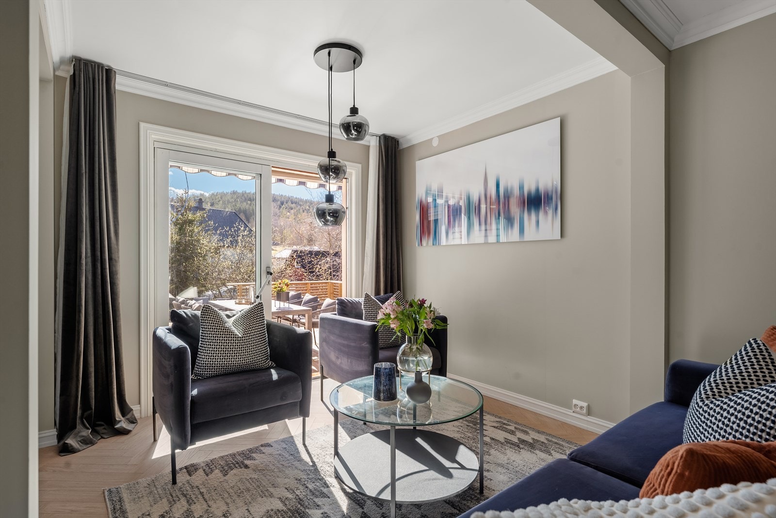 Hyggelig sofaavdeling ved siden av spisestuen. Her er det også utgang til terrassen via skyvedør i glass. Galleribilde